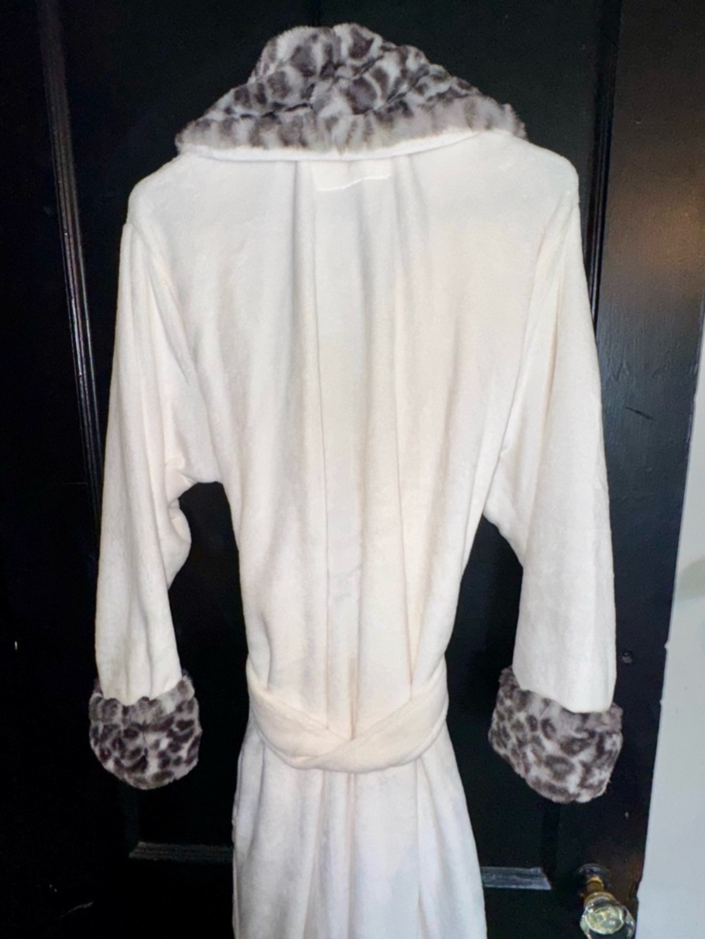 NWT Cream Plush Robe with Leopard-Print Trim - Picture 4 of 5